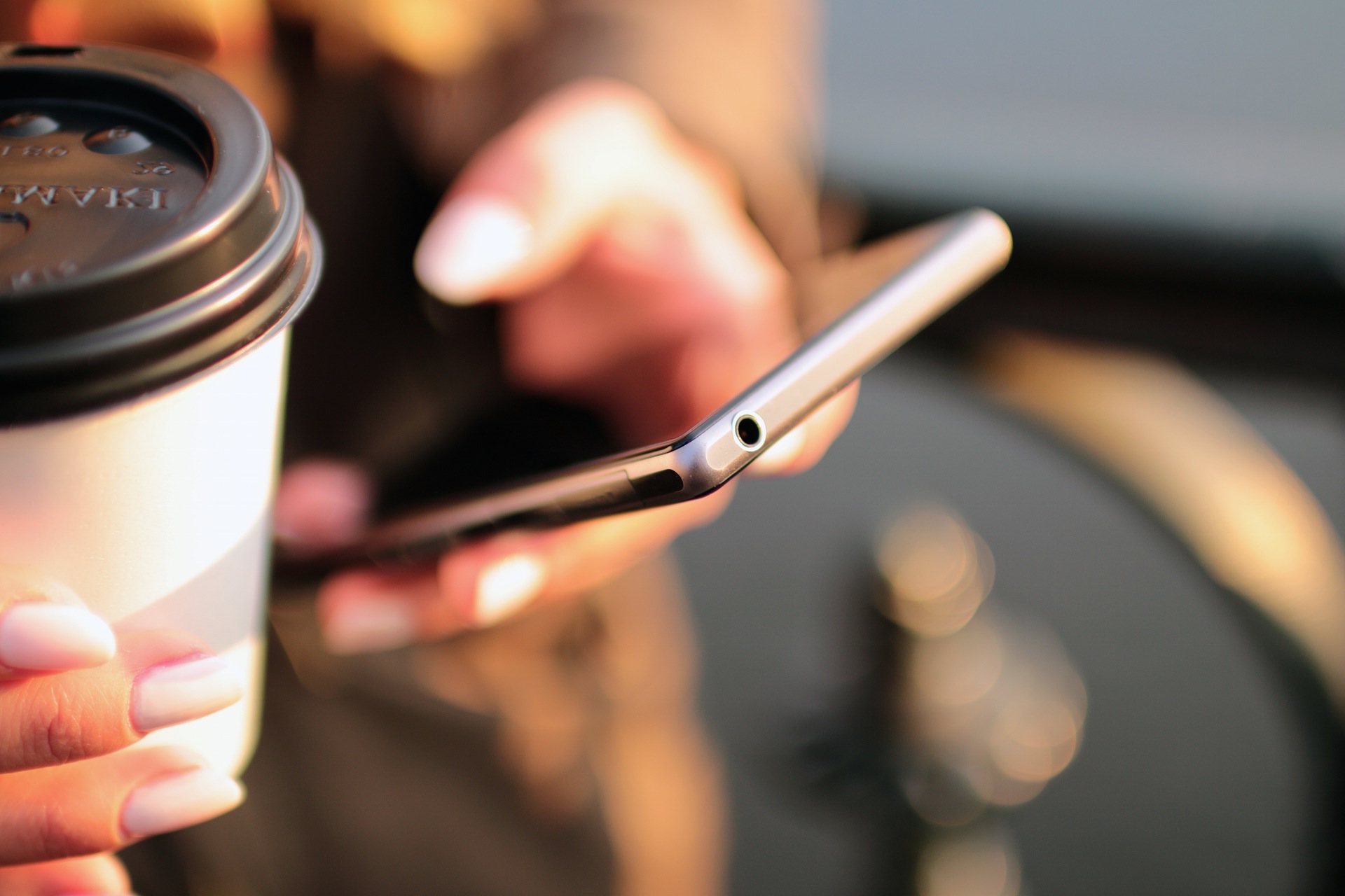 hands-coffee-smartphone-technology